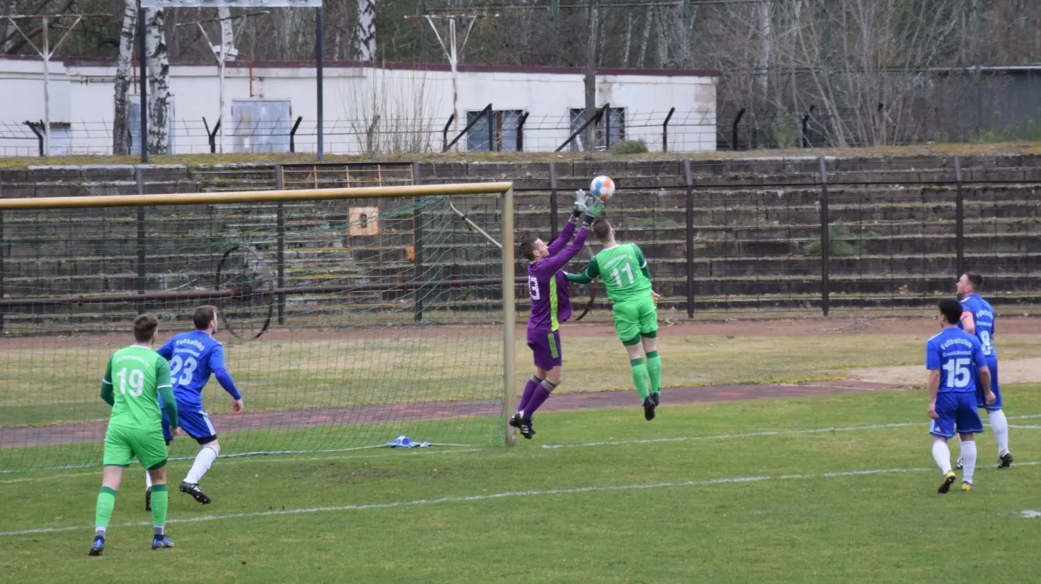 Abgefangen: Keeper Andy Puborski vom FC Eisenhüttenstadt fischt das Leder dem Werderaner Stürmer Patrick Richter vom Kopf. Der Torjäger vom Werderaner FC hat schon 21 Treffer auf dem Konto.