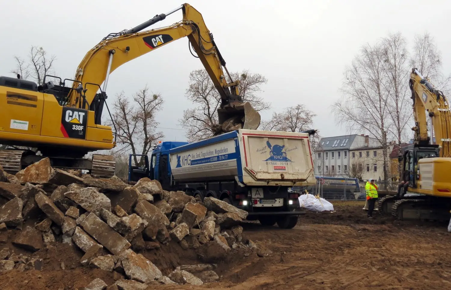 Baufeld ist inzwischen frei: Die Tiefbau-/Abrissfirma Gertner und Fettback aus Geltow beräumte das Grundtsück der Strausberger Wohnungsbaugesellschaft an der Hegermühlenstraße vom Bauschutt. Es ist 22.000 Quadratmeter groß und soll mit Mehrfamilienhäusern bebaut werden.