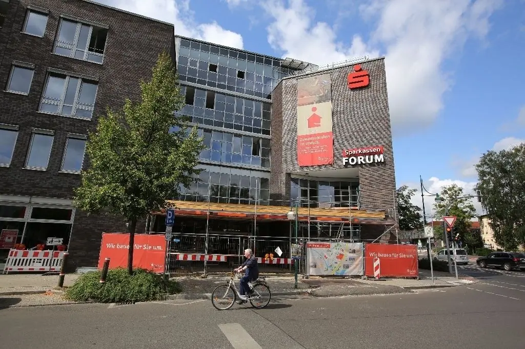 Auch der Eingang des Sparkassenforums wird komplett neu gestaltet. Die künftigen Konturen zeichnen sich bereits ab.