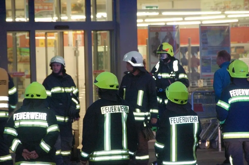 Großeinsatz: Feuerwehrleute aus Bad Freienwalde vor einem Einkaufsmarkt in der Bahnhofstraße im September 2019, wo acht Menschen Atemwegsreizungen erlitten. Bis heute ist die Ursache ungeklärt.