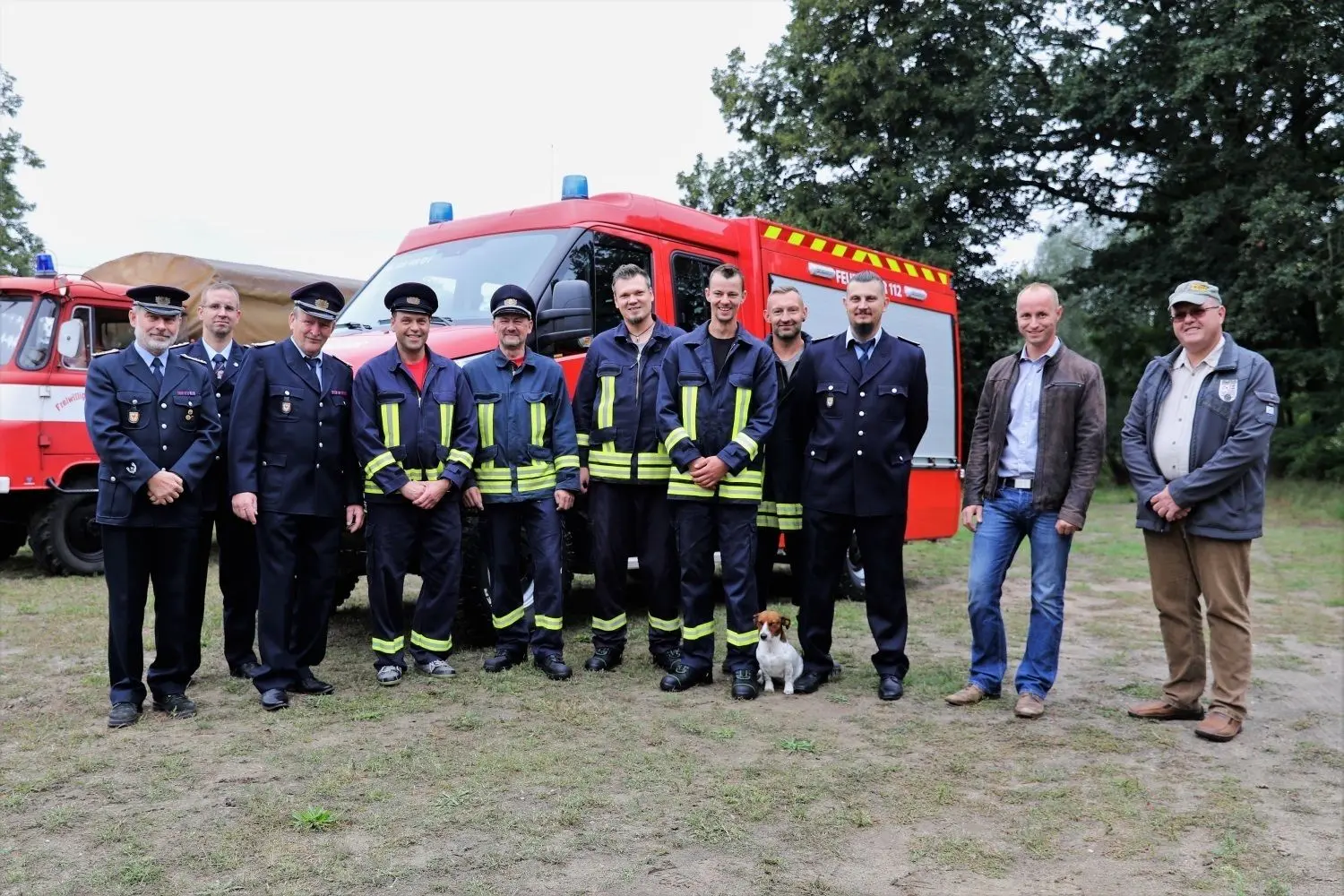 Die Jercheler Kameraden mit Gemeindebürgermeister Felix Menzel (2. v. re.) vor dem neuen Einsatzfahrzeug