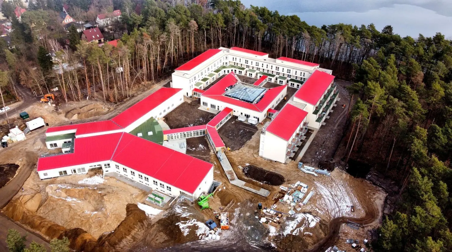 Luftbild: die Baustelle der Kindernachsorgeklinik in Strausberg.