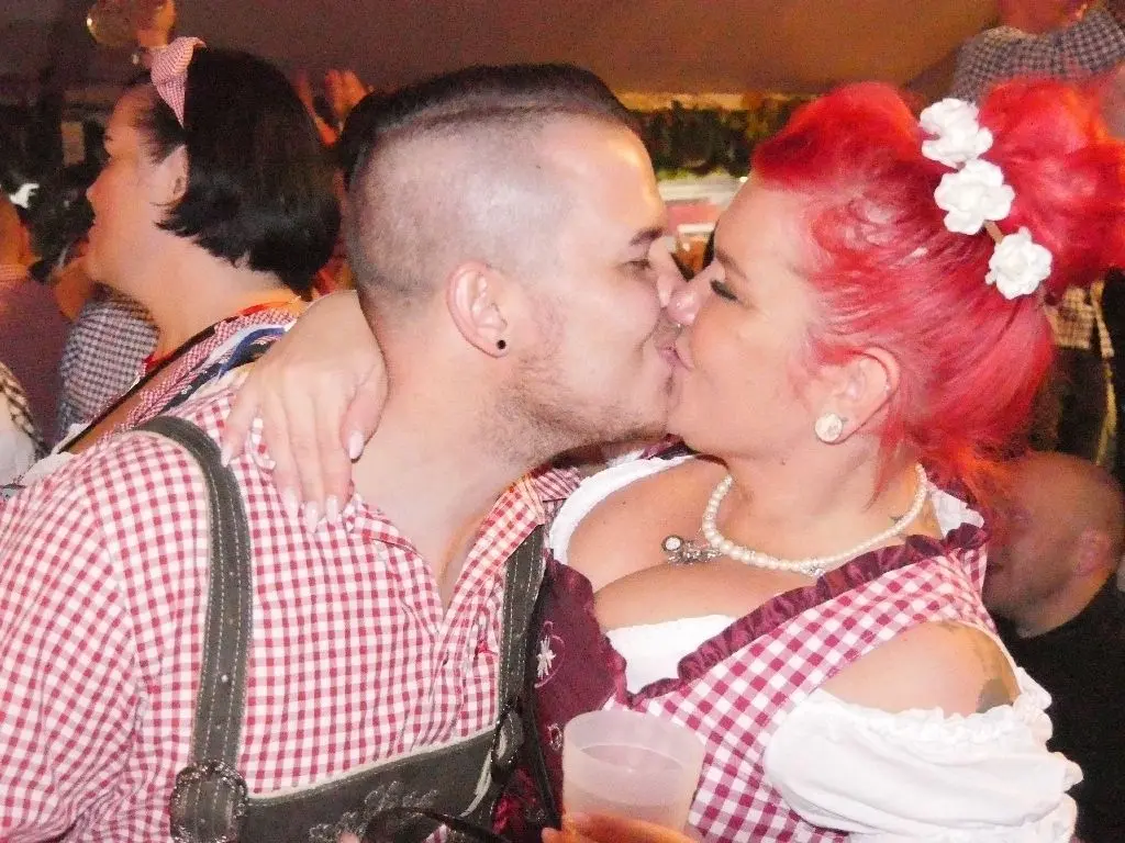 A Busserl in Ehren kann niemand verwehren. Da haben sich zwei gefunden. Wiesn-Zeit ist eben die Zeit der großen Gaudi aber auch der großen Gefühle.