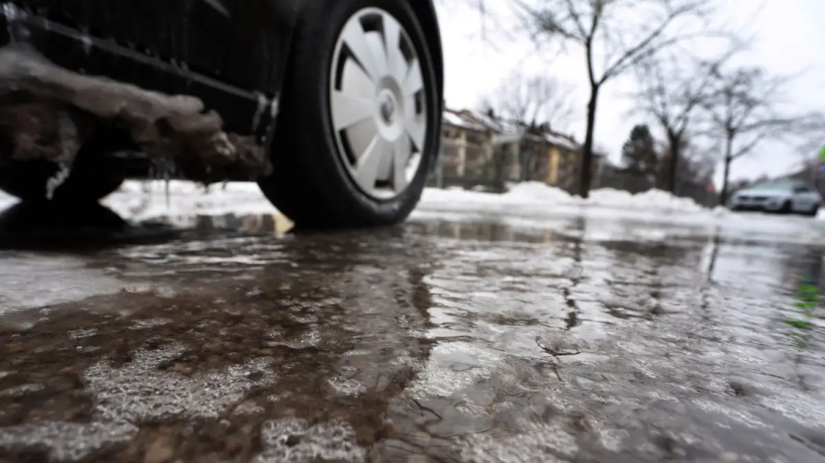 Glatteis und erneute Temperaturstürze erhitzen die Gemüter in Schwedt. Wie es um den Winterdienst steht.
dpatopbilder - 17.01.2024, Bayern, Kaufbeuren: Autos stehen auf einem teilweise mit Eis überzogenem Parkplatz. Foto: Karl-Josef Hildenbrand/dpa +++ dpa-Bildfunk +++