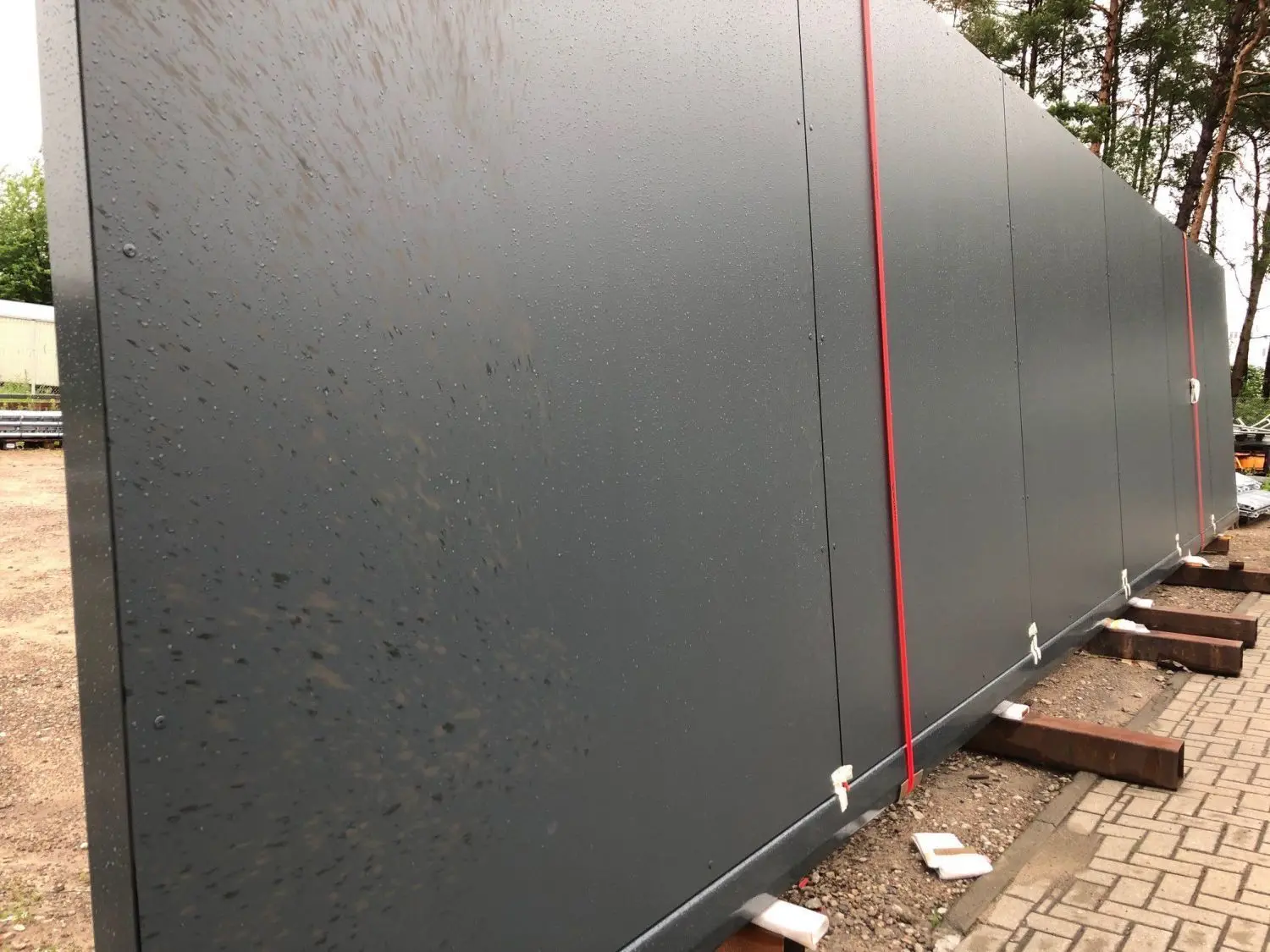 Tonnelast: Das Riesentor aus Tresper-Platten für RB Leipzig, gefertigt von der Umetec GmbH Eberswalde, ist zwölf Meter lang, 2,65 Meter hoch und wiegt mehr als eine Tonne. Abschließend werden noch die roten Bullen als Schriftzug aufgebracht.