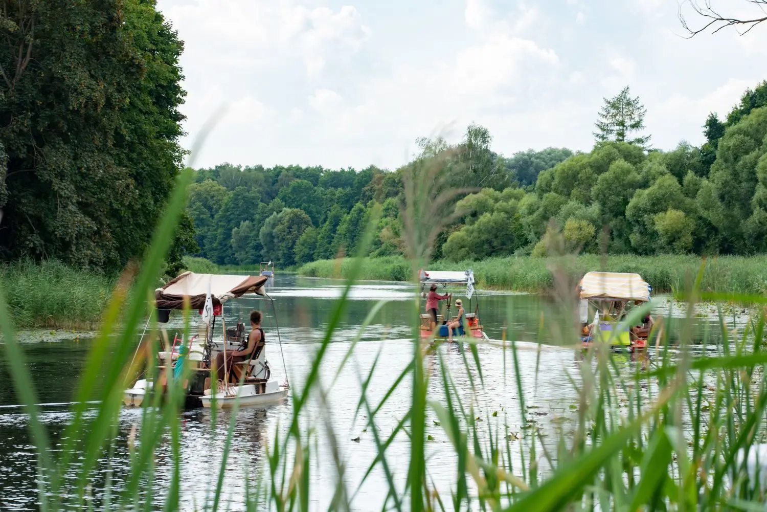 Auf Floßen rückt die Kunst an: Das Festival der leisen Gesten ist auf dem Finowkanal Richtung Finowfurt unterwegs. Es zieht bis zum 21. August weiter.
