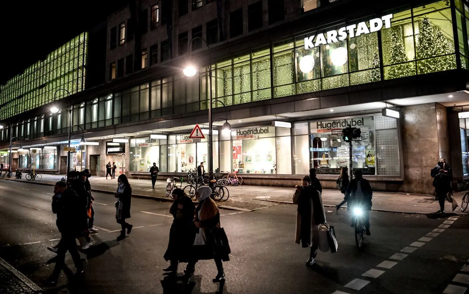 Dürfen am 2. Advent öffnen: Laut Berliner Einzelhandelsverband werden besonders die großen Center und Kaufhäuser wie beispielsweise Karstadt am Hermannplatz am Sonntag öffnen.