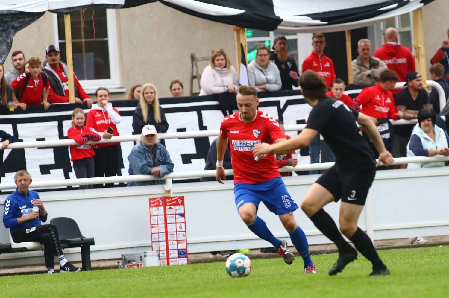 Starke Leistung: Mit ihrer disziplinierten Spielweise trumpfte die Elf des SV Zehdenick erneut auf. Diesmal blieben die drei Derbypunkte gegen TuS Sachsenhausen daheim. Szymon Sidorowicz (am Ball) holte mit seiner Mannschaft bereits zwöf Punkte aus sieben Partien.