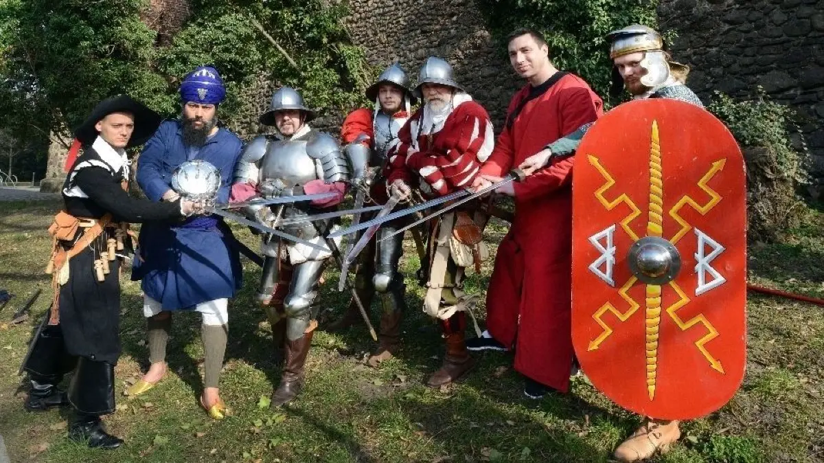 Bereit fürs Schwertkämpfertreffen: Marcus Eccarius, Santa Singh Nihang, Frank Schöning, Leo Grabsch, Bernd Eccarius, Mike Wedding und Konrad Ruske (v.l.) laden am 10. März dazu ein, durch die Zeit zu reisen. Beim Schwertkämpfertreffen präsentieren sie mit 150 Aktiven Kampfstile, Tänze und verschiedene Waffenarten.
Vorbereitung Schwertkämpfertreffen-Briganten an der Stadtmauer in Bernau. am 28.02.2019