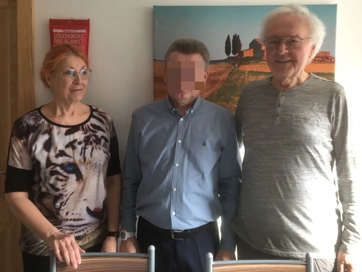 Viktor K. (Mitte) mit seinen Freunden Alexa und Karl Elbracht in Woltersdorf. Aus Furcht vor dem belarussischen Geheimdienst ist sein Gesicht gepixelt.  