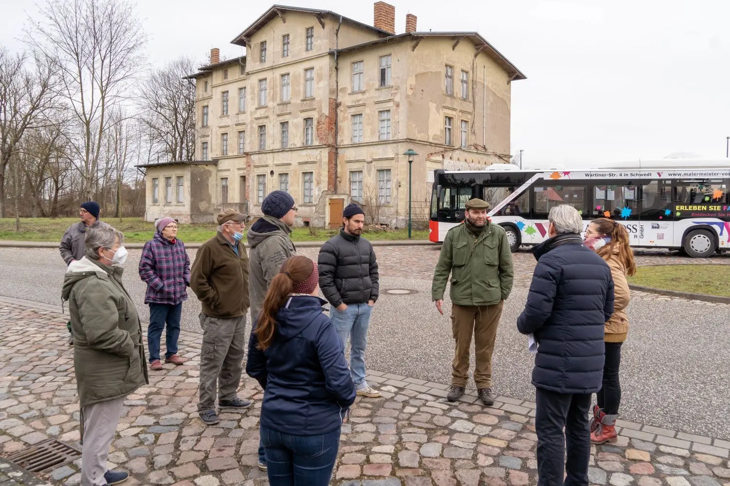 Protest am Casekower Bahnhof: Ortsvorsteher Steffen Drews (3. v. r.) und andere Luckow-Petershagener wollen weiter um den Erhalt der kleinen Haltepunkte kämpfen.