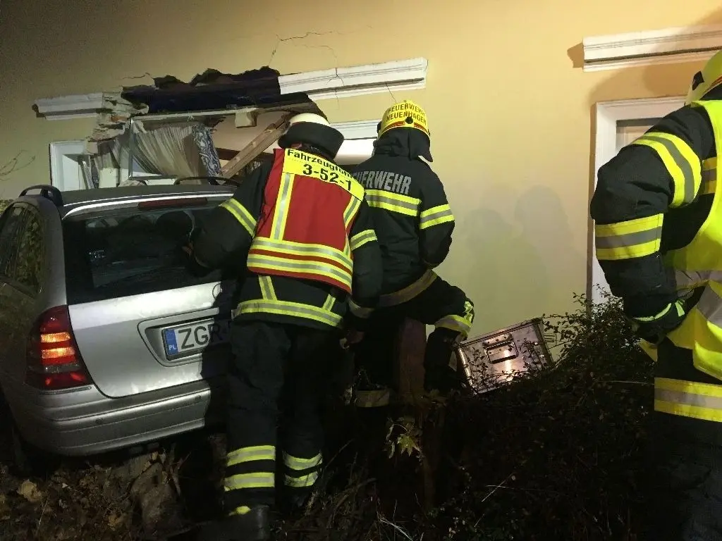 Spektakulär: Ein Auto krachte am frühen Morgen des 8. November 2018 in Schiffmühle in ein Haus an der U-Kurve. Wie durch ein Wunder wurde niemand verletzt.