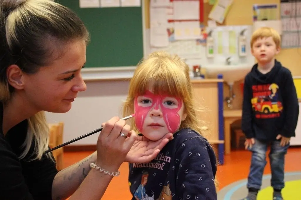 Beim Schminken ist höchste Konzentration gefragt: Den Kita-Geburtstag feierten am Montag die Kinder mit ihren Eltern und den Erziehern. In wenigen Wochen sollen die Arbeiten an der Erweiterung im Dachgeschoss abgeschlossen sein.