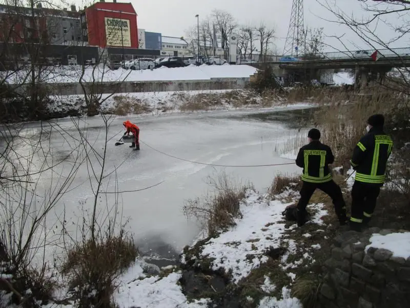 Vorsichtiges Annähern: Das Eis ist dünn auf dem Finowkanal, der dicke Neopren-Anzug schützt vor dem Erfrieren, falls der Feuerwehrmann einbricht.