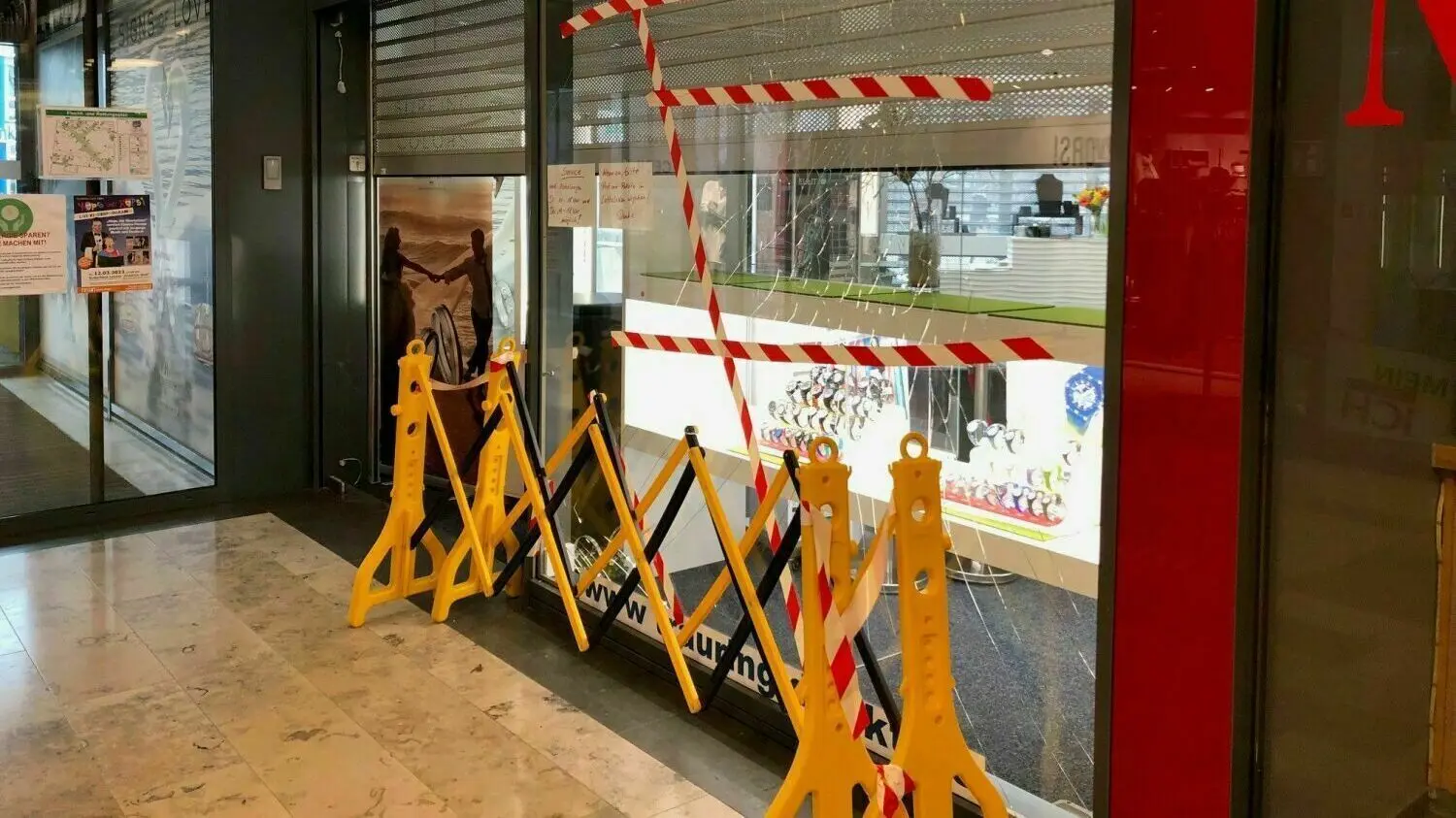 Noch immer eine Baustelle: Einen Monat nach dem Einbruch bei Juwelier Radensleben im Einkaufszentrum Ziel in Hennigsdorf sind die wichtigsten Reparaturen noch nicht ausgeführt worden.