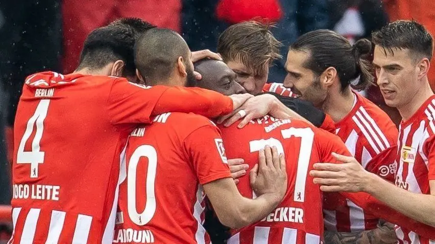 Sheraldo Becker (Mitte) erzielte nach fast fünf Monaten Pause wieder ein Bundesliga-Tor für den 1. FC Union Berlin. Sein Treffer zum 1:0 war die Initialzündung für die Eisernen im Stadion an der Alten Försterei.