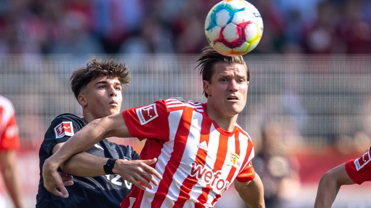 Kevin Behrens (rechts, gegen Noah Weißhaupt) schoss Union Berlin bereits in der 3. Minute gegen den SC Freiburg in Führung.