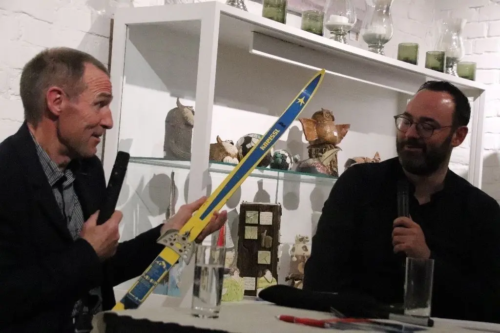 Bestritten die vorerst letzte Gesprächsrunde im Kunsthof: Biathlet Frank Ullrich (links) und der moderierende Mirco Robus im März im Fürstenberger Kunsthof. Robus hatte Kristin Lenk vertreten. Sie stand damals wegen Corona unter Quarantäne.