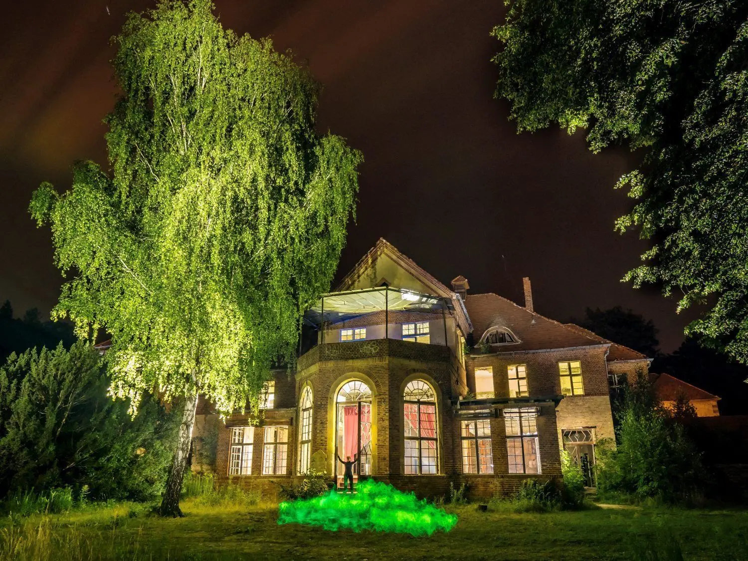 Lightpainting: Im Juli 2019 hatte Olaf Schiecke mit Gästen die Klinikgebäude am Gabowsee für nächtliche Lichtmalerei genutzt.
