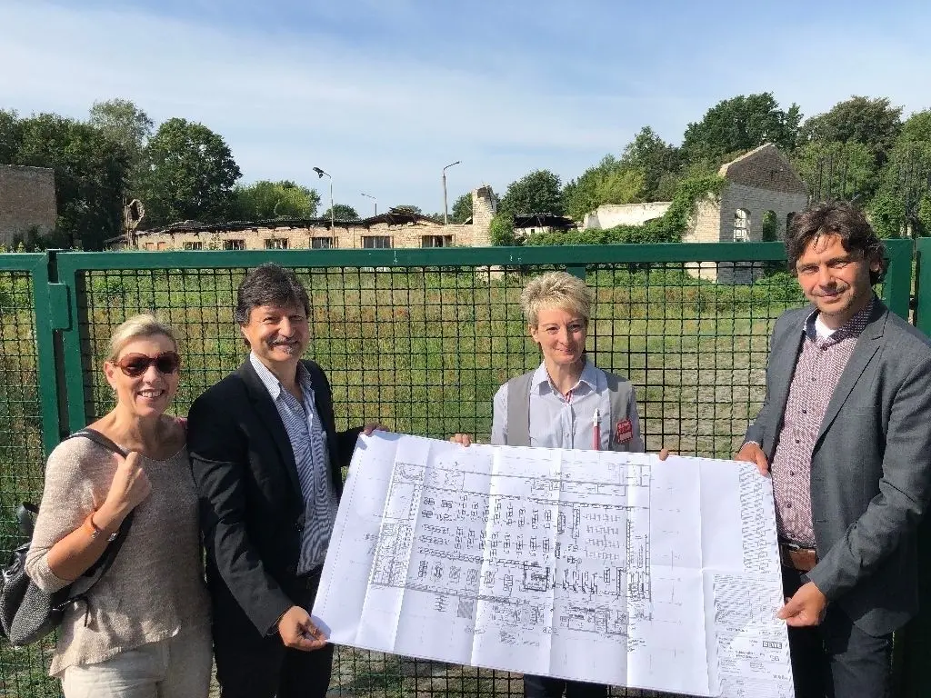 Bauplan vor künftigem Standort: Ortsvorsteher Silvia Gaideck, Bürgermeister Filippo Smaldino, Inhaberin Susan Tscheschlog und Projektleiter Peter Schultz (v.l.) präsentierten das Millionen-Projekt am Freitagvormittag.