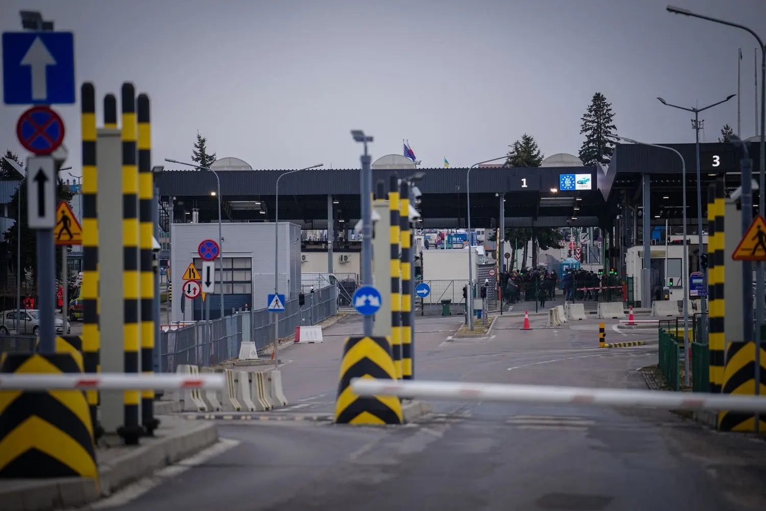 Die Schranken an der ukrainisch·polnische Grenze sind für den Autoverkehr unten. Zahlreiche Menschen kommen hier auf der Flucht vor dem Krieg in der Ukraine zu Fuß über die Grenze.