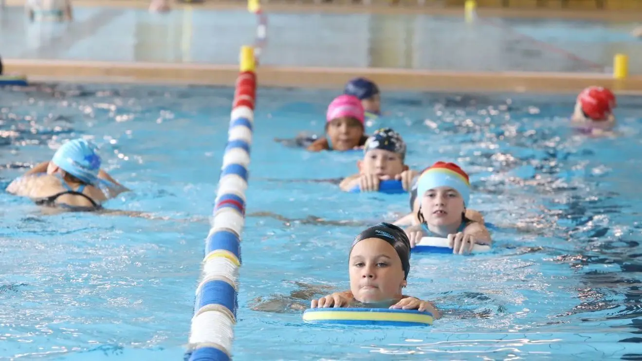 Schwimmunterricht nach Corona: Schüler der Klasse 4a aus der Grund- und Oberschule Müllrose trainieren am 30. August im Inselbad in Eisenhüttenstadt.
