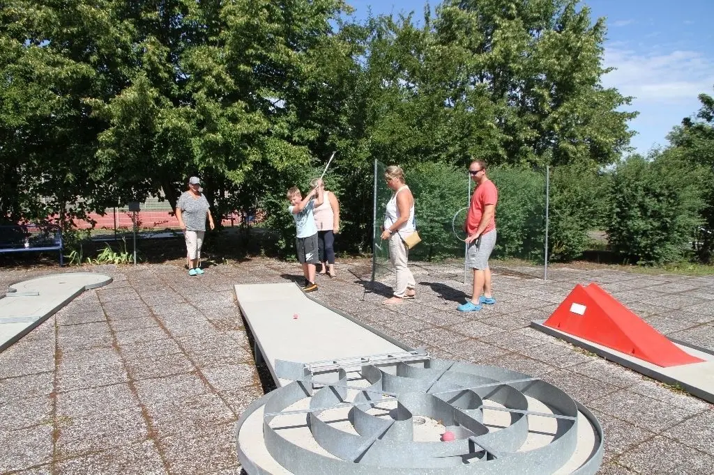 Passend zur MOZ-Sommerserie "Urlaub ganz nah": Familie Stiller aus Hasenfelde – vom Enkel bis zur Oma – testet ihr Geschick beim Minigolfen, schließlich sind ja Ferien für Schulkind Ben. Die Anlage wird von Kathrin Hoddow (l.) betreut, die hier einen Bundesfreiwilligendienst macht.