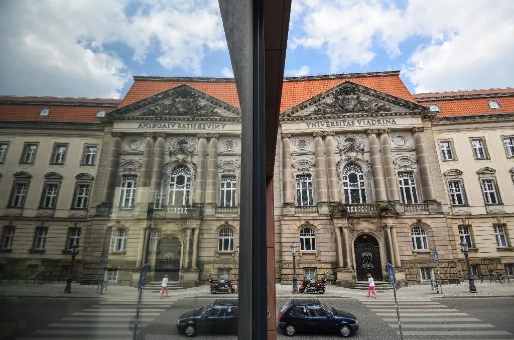 Widerspiegelung der Wirklichkeit: Das Hauptportal der Europa-Uni spiegelt sich in einem Nebengebäude.