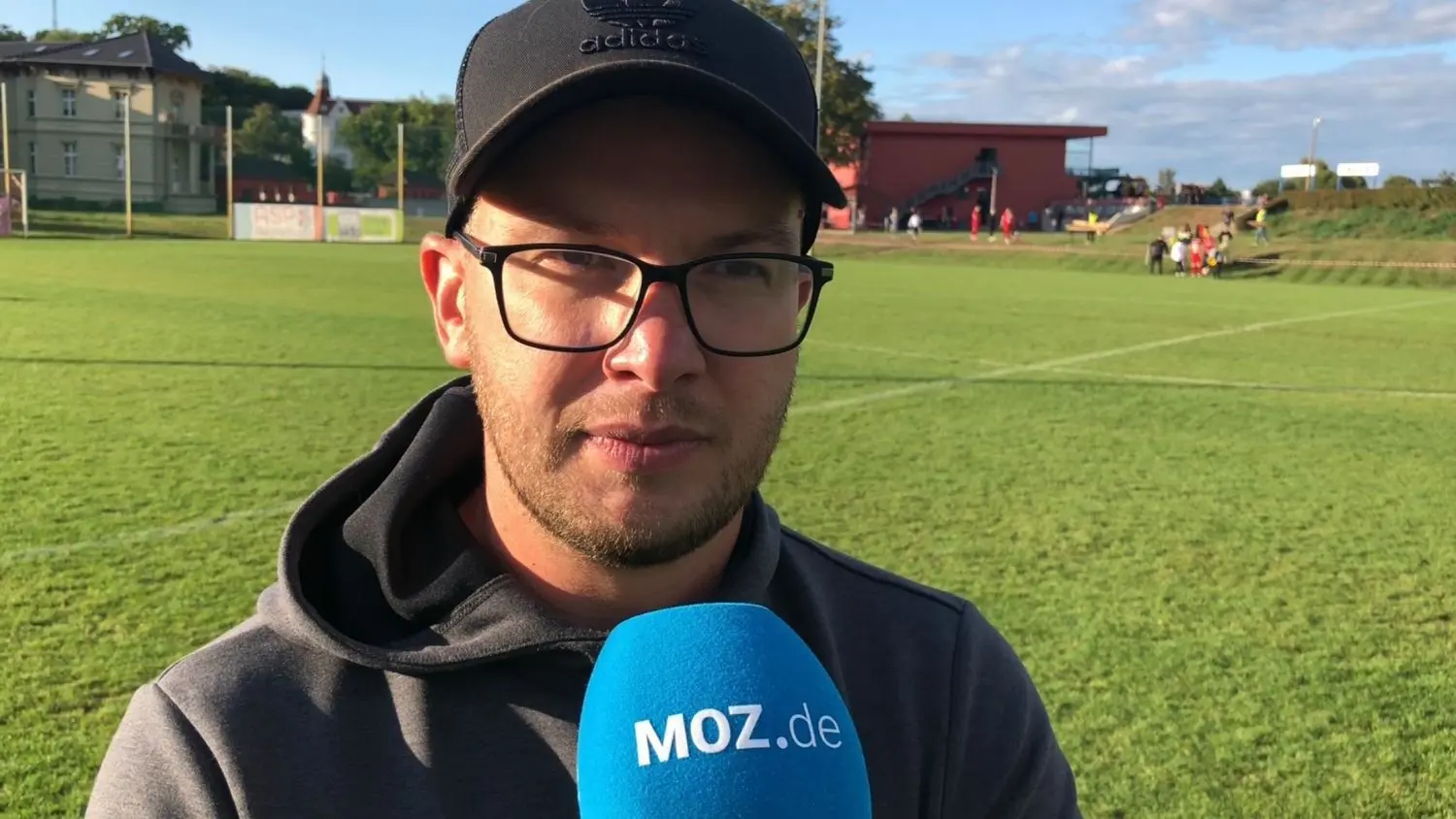 Sascha Kloß, Co-Trainer des 1. FC Frankfurt, äußert sich nach dem Spitzenspiel der Fußball-Brandenburgliga gegen den MSV Neuruppin am Moz-Mikrofon.