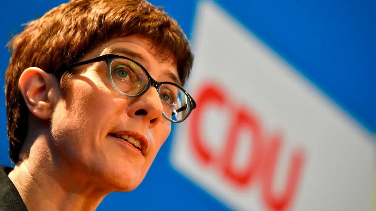 Wohlstand und Vertrauen in einen starken Staat sichern: die Agenda von Annegret Kramp-Karrenbauer.
Secretary General of the Christian Democratic Union (CDU) Annegret Kramp-Karrenbauer delivers a press conference on her candidacy to lead the CDU party in Berlin, on November 7, 2018. - German Chancellor Angela Merkel does not stand for a re-election as party leader at the CDU Party conference in Hamburg from 6 to 8 December 2018. Twelve men and women applied for her successor. Opportunities are currently granted only to the prominent candidate - in addition to Kramp-Karrenbauer are the German Health Minister Jens Spahn and ex-Union faction leader Friedrich Merz. (Photo by John MACDOUGALL / AFP)