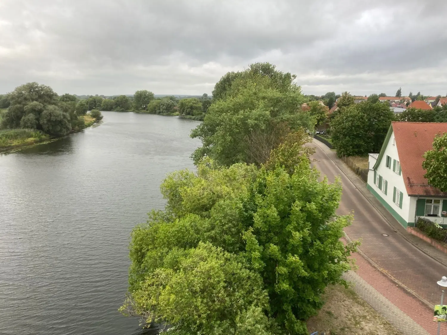 Blick von oben auf Havel und Alte Hauptstraße in Premnitz, wo vom 27. bis 29. August 2021 wieder Uferfest gefeiert wird.