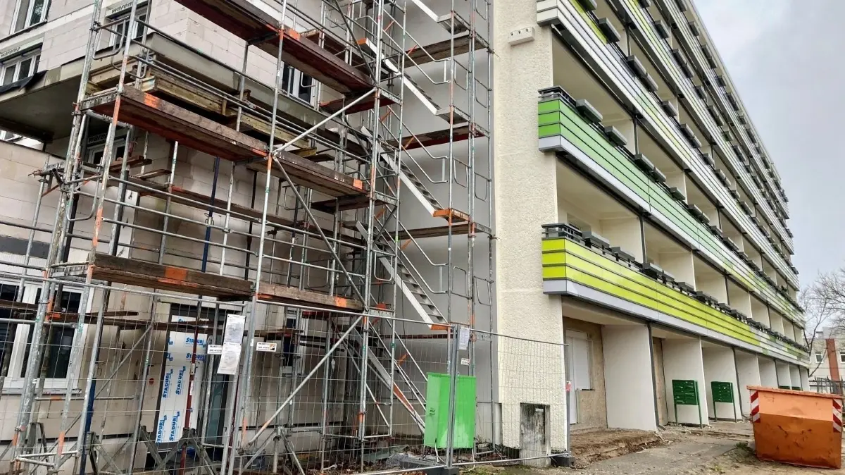 Die WHG Eberswalde hat die Cottbuser Straße 1-8 unter bewohnten Bedingungen saniert. Wobei ein Teil der Wohnungen vor dem Baustart bereits leer stand. Bis Ende März soll das Projekt abgeschlossen werden.