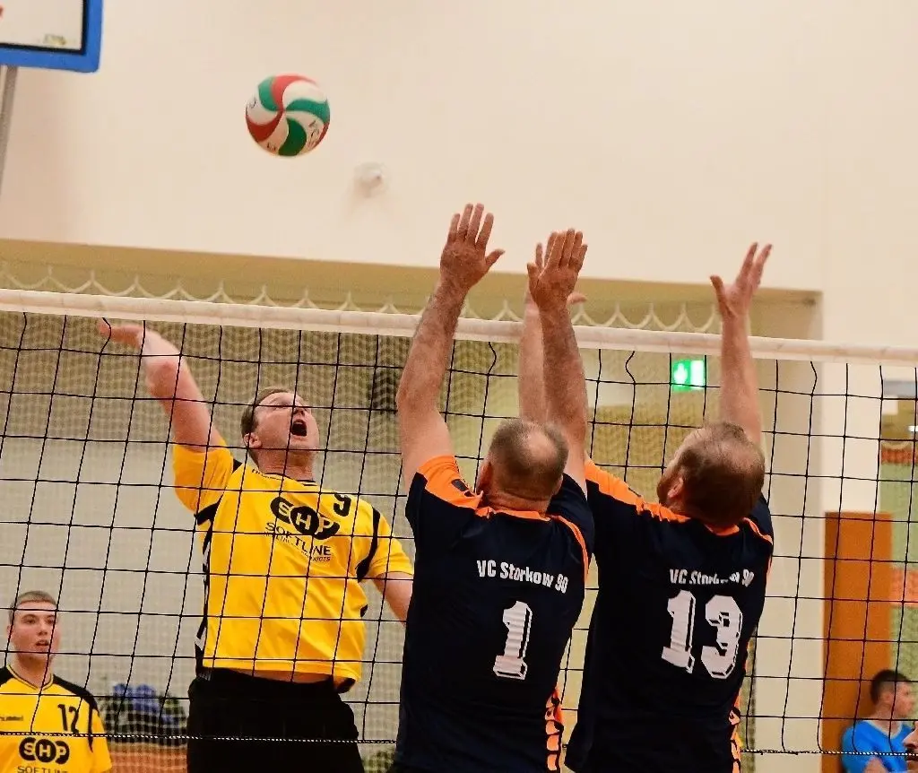 Martin Nagel (links) vom VC Storkow II versucht, den Block der ersten Storkower Mannschaft mit Mario Gruneth (Nr. 1) und Andreas Dribbusch (Nr. 13) zu überwinden.