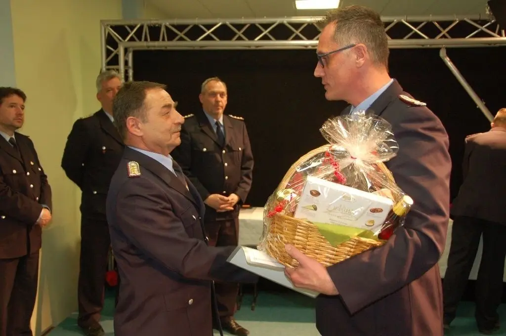 Ehrung: Alexander Schmidt (r.) Ortswehrführer der Freiwilligen Feuerwehr Bad Freienwalde, verabschiedet bei der Jahreshauptversammlung seinen langjährigen Vorgänger Jürgen Knoll in die Alters- und Ehrenabteilung.