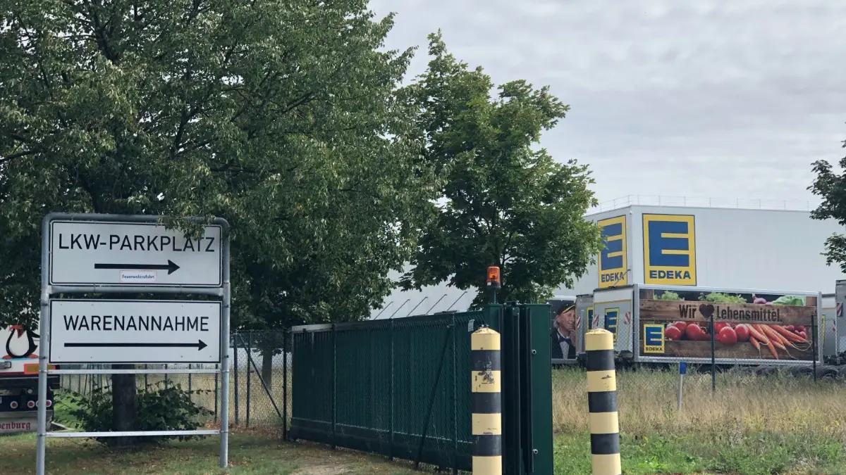 Im Edeka-Logistikzentrum in Freienbrink wird die Warenanlieferung am Freitagvormittag stillstehen.
Im Edeka-Logistikzentrum in Freienbrink wird die Warenanlieferung am Freitagvormittag stillstehen.