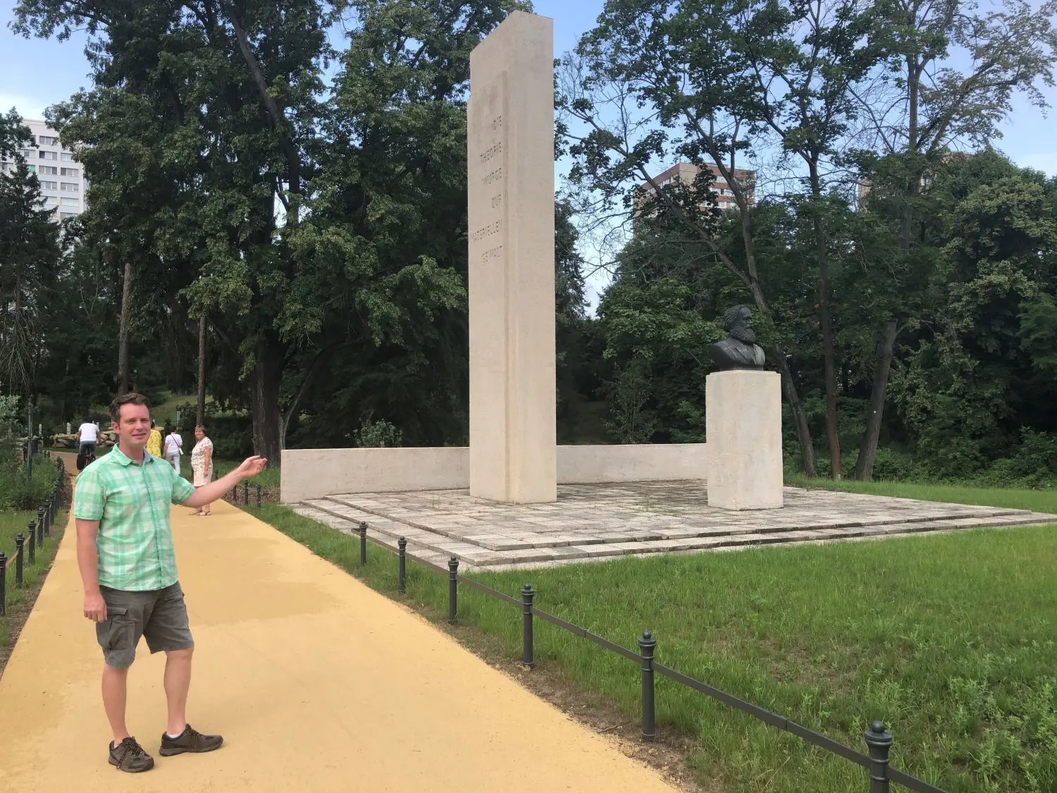 Hier hat sich einiges verändert: Florian Beck, der Projektkoordinator aus dem Grünflächenamt der Stadt, zeigt auf das restaurierte Karl-Marx-Denkmal und sein jetzt grünes Umfeld.