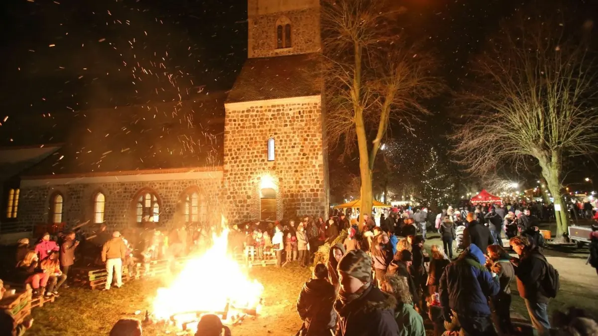 Lagerfeuerromantik an der Stadtkirche: Am Sonnabend spielen Katrin Kunze und Mike Hille Weihnachtslieder. (Archivfoto)
Weihnachtsmarkt Altlandsberg