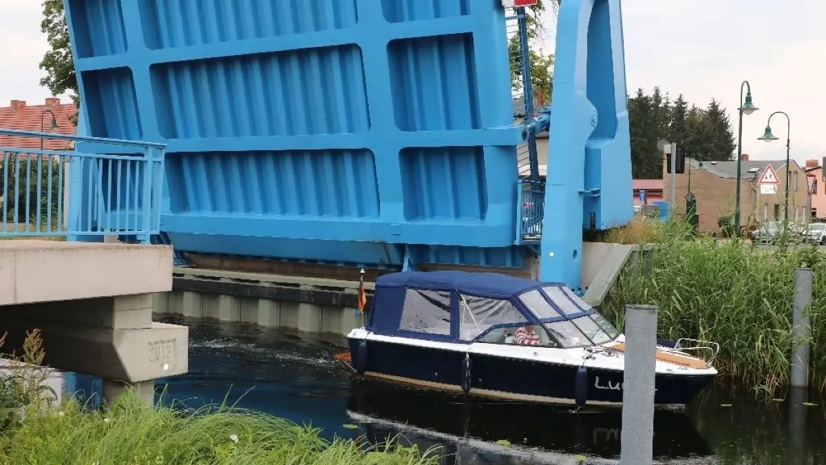 Stündlich zwischen 9.35 Uhr und 17.35 Uhr öffnet sich die Klappbrücke in Zerpenschleuse für Boote und Kanus. Die Wasserfahrzeuge können dann in Richtung Marienwerder weiter fahren.
15.07.2020 Wandlitz, OT Zerpenschleuse die Brücke öffnet sich zu festgesetzten Zeiten und Motorboote können in Richtung Marienwerder weiter fahren.