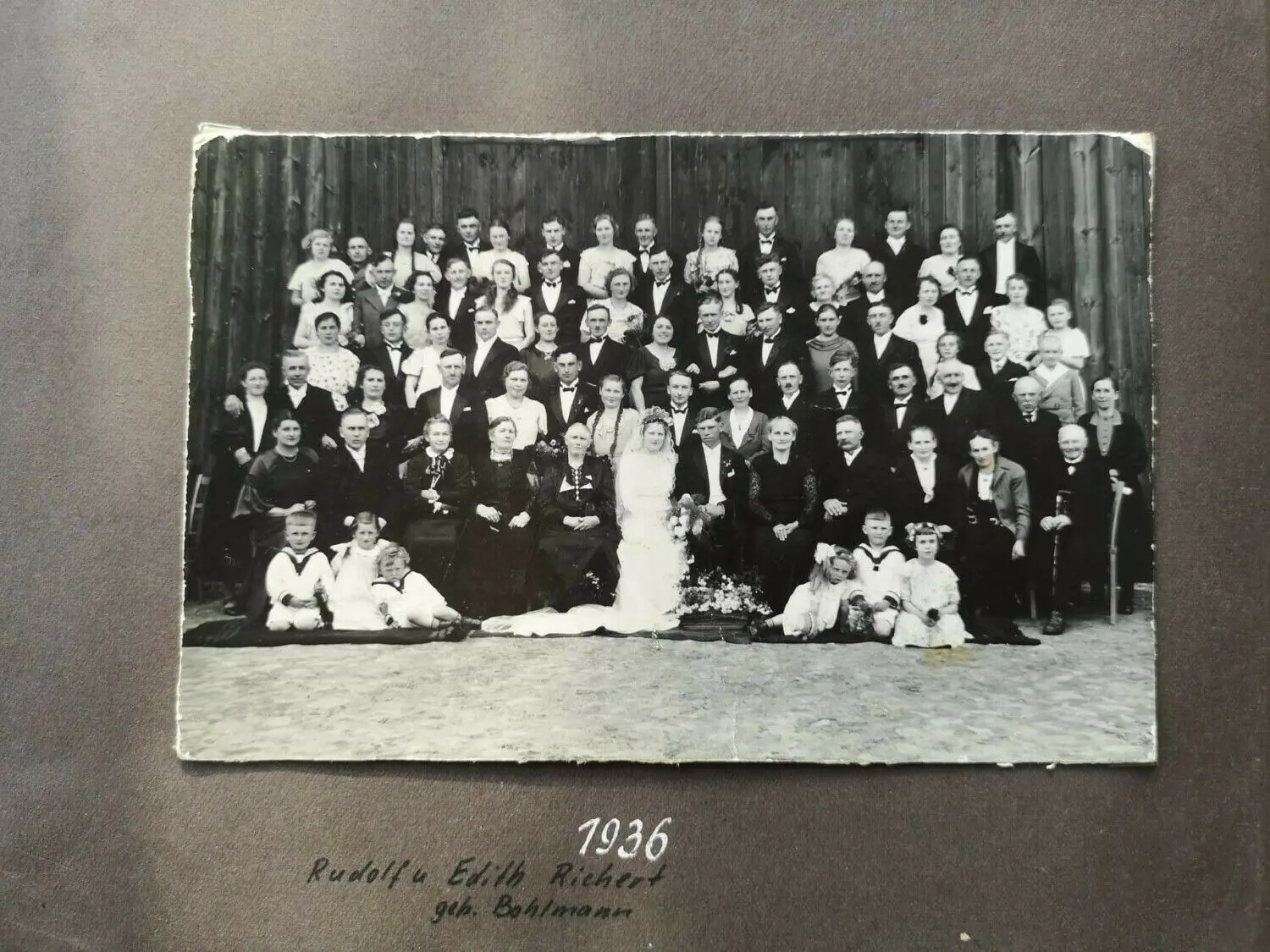 Das Foto einer Hochzeitsgesellschaft aus den 30er Jahren dokumentiert, dass bereits damals schon gern Hochzeiten im Schloss gefeiert wurden.