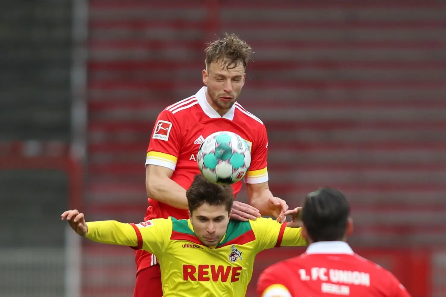 Marvin Friedrich steigt beim Kopfball höher als Elvis Rexhbecaj vom 1. FC Köln.