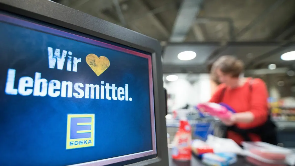 Schon lange gibt es in Bad Saarow einen Edeka-Supermarkt. Nach dem Willen des Betreibers soll im Kurort ein zweiter hinzukommen. (Symbolfoto)
ARCHIV - Eine Kundin räumt am 11.05.2015 in Hamburg in einem Edeka-Markt an der Kasse ihren Einkauf auf das Laufband. (zu dpa «Obstbauer Edeka, Metzger Rewe: Handelsketten machen immer mehr selbst» vom 25.10.2017) Foto: Daniel Bockwoldt/dpa +++(c) dpa - Bildfunk+++
