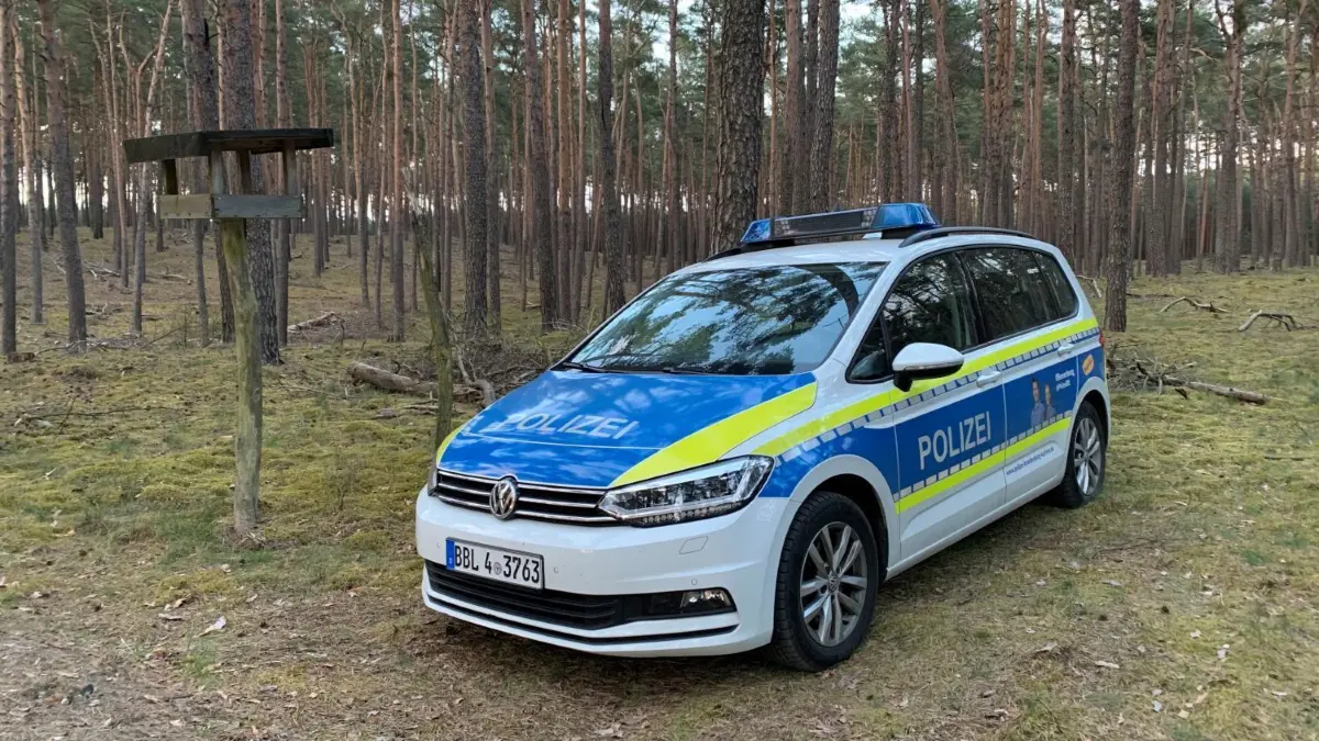 Konkrete Erkenntnisse kann die Polizei noch nicht vorweisen.
Leichenfund im Wald in Prenden, Wandlitz, am 25.4.21