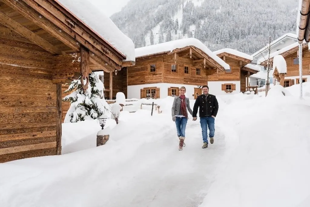 Dorf im Dorf. Sonja und Albert Gilb inmitten ihrer Alpzitt-Chalets.