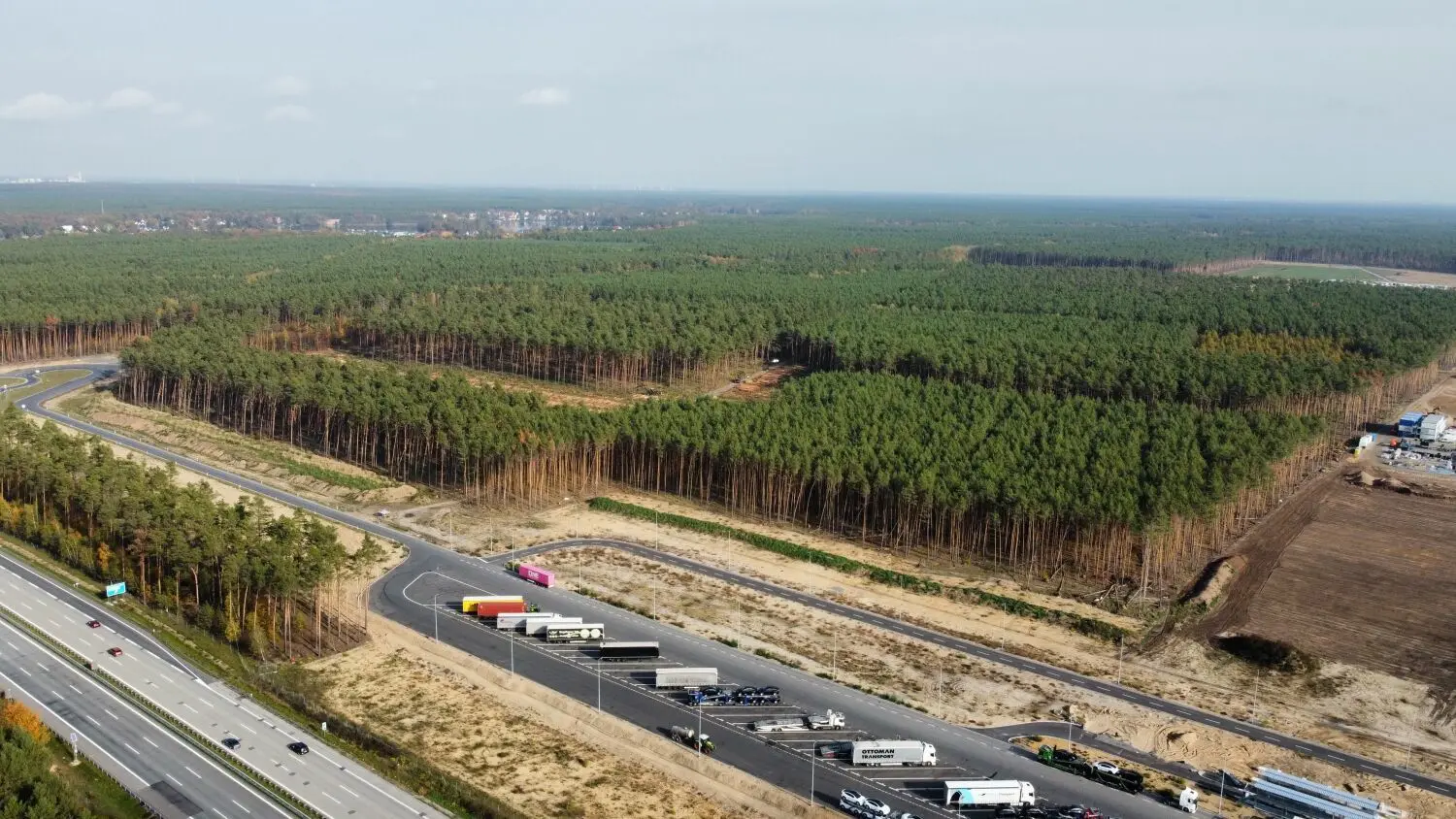 Ein erstes Foto von der Rodung: Tesla will seine Gigafactory im nördlichen Teil des Werksgeländes erweitern. Die Baumfällarbeiten dafür sind nun angelaufen.