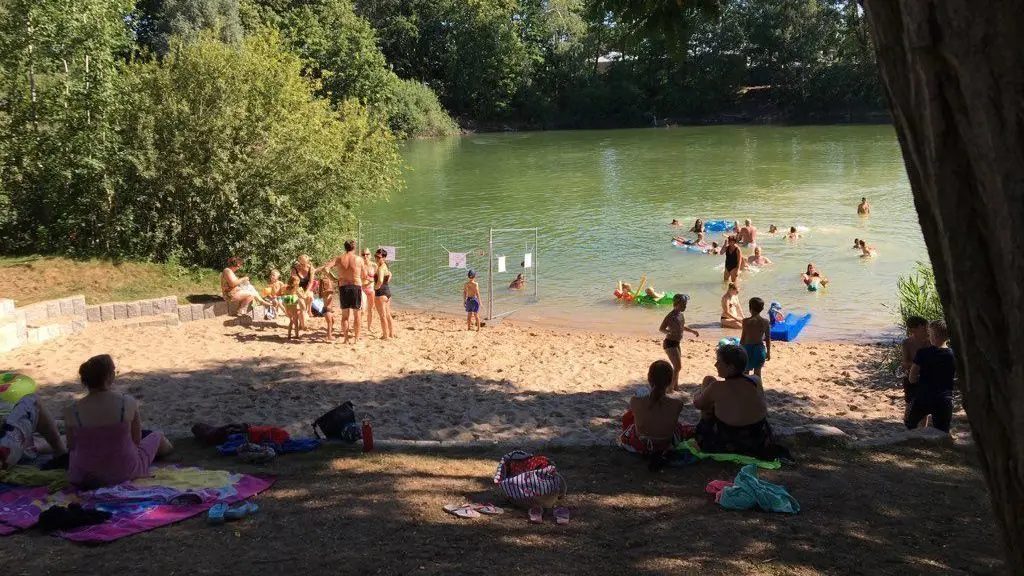 Der fußläufig leicht zu erreichende Börnersee ist als Badeort beliebt: Im August 2020 ließ die Stadt ihn wegen Gefahrenstellen sperren.