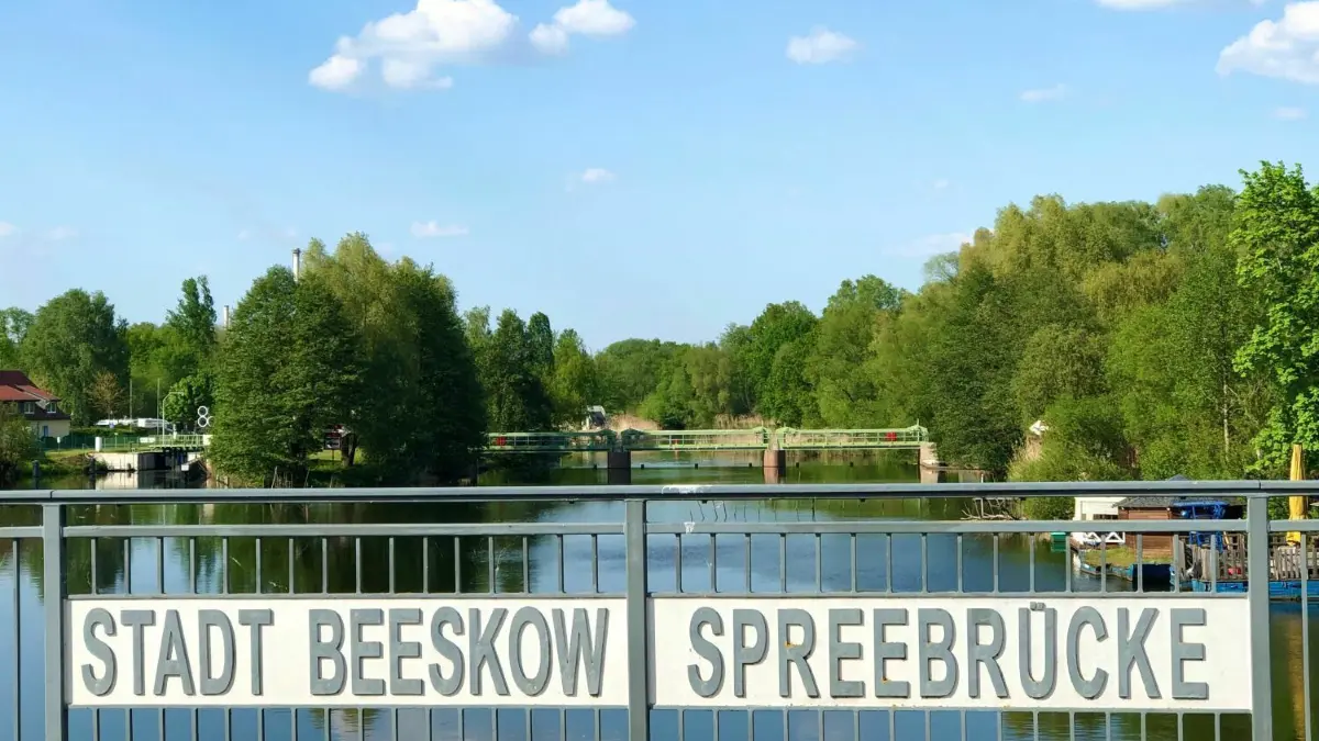 Idyllische Stadt an der Spree: Von der Spreebrücke können Flanierende in Beeskow den Blick auf die Schleuse und das Wehr (r.) genießen. Politisch wird in der Stadt aktuell heftig gerungen, im Herbst muss ein neuer Bürgermeister oder eine Bürgermeisterin gewählt werden. Drei Kandidaten stehen schon fest.
Von der Spreebrücke können Flanierende in Beeskow den Blick auf die Schleuse und das Wehr (r.) genießen.