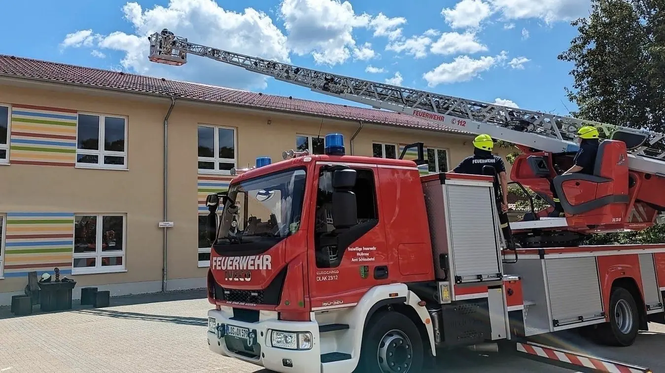 Rettung aus der Luft: Mit der neuen Drehleiter der Amtsfeuerwehr Schlaubetal wird ein Einsatz auf dem Campus der Grund- und Oberschule Müllrose trainiert.