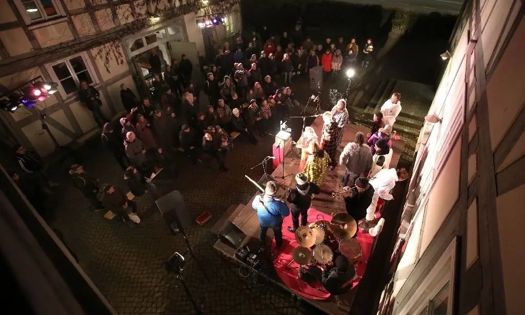 Tatort gucken mal anders: Zum Finale der Stadtkrimireihe haben sich am Freitag trotz Abendfrische viele Eberswalder vor der Bühne im Museumshof versammelt. Dort schlüpften die Mitglieder des Kanaltheaters noch einmal in ihre Rollen, ließen das Jahr Revue passieren und wurden von Live-Musik begleitet.