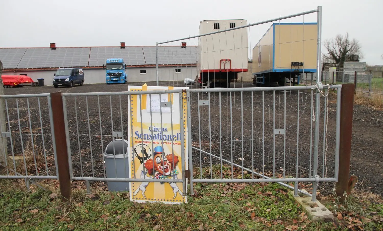 Hier gastiert ein Zirkus: Auf dem einstigen LPG-Gelände am Dolgeliner Rosenweg hat Circus Sensationell um Familie Renz ihr Winterlager aufgeschlagen – der Zirkus macht coronabedingt Zwangs-Winterpause.