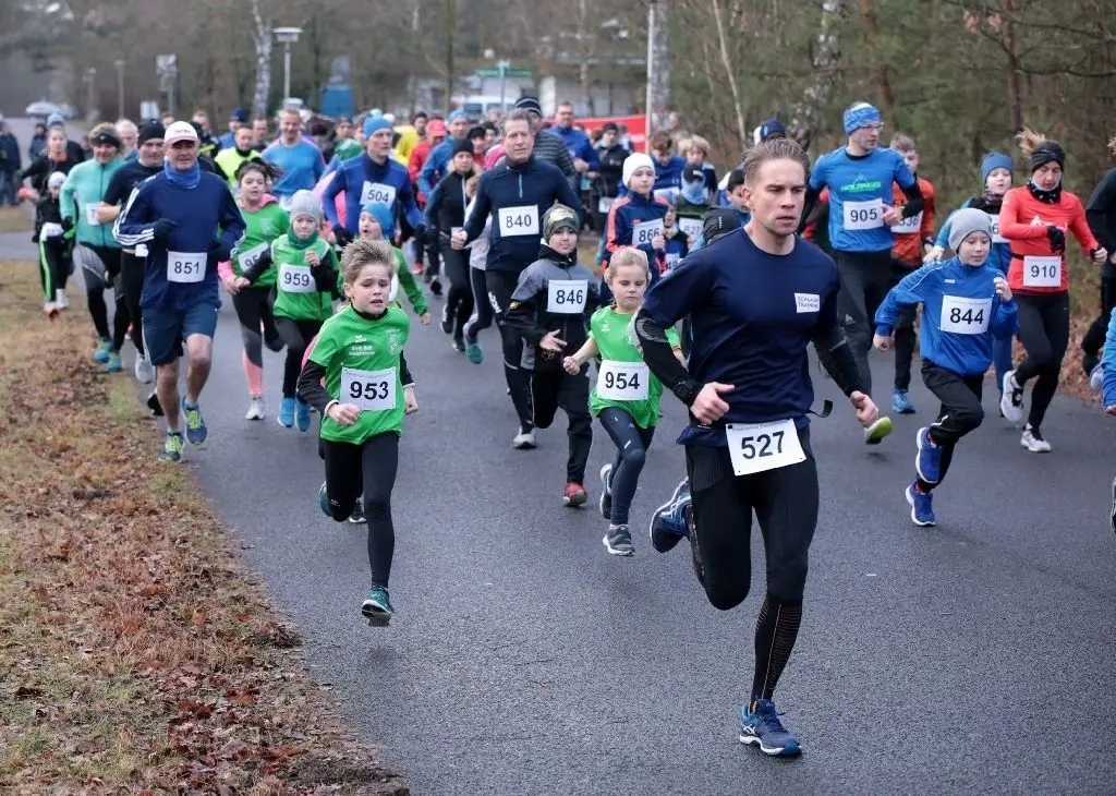Start des 2. Laufes: ganz vorn die Beeskower Geschwister Hugo (Nummer 953) und Liselotte Briesenick (954) sowie Christopher Klenner (527)